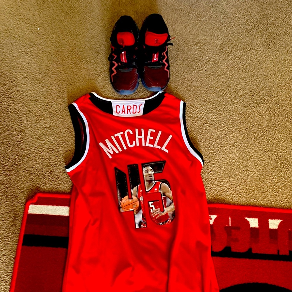 Donavan Mitchell jersey plus shoes